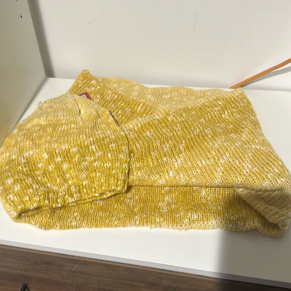 New With Tags Set of Beanie & Scarf